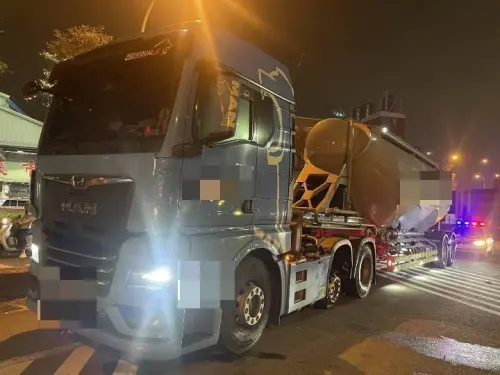 ▲國1彰化路段聯結車爆胎導致後方車輛閃避不及，16台車發生連環車禍。（圖／國道警方提供）