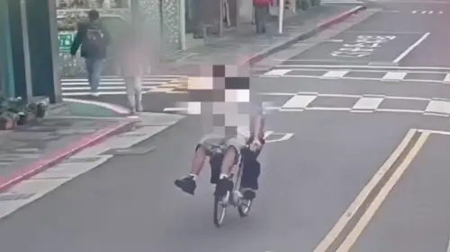 不要命！屁孩「把馬路當馬戲團」坐UBike把手狂飆　超瞎畫面被拍