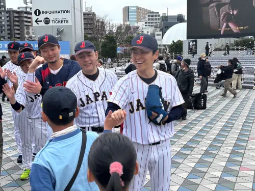▲「山本申伸」井出健介（右）去年曾受邀來台，親自站上樂天桃猿桃園棒球場投手丘擔任開球嘉賓，在台灣球迷圈掀起熱議。（圖／特派記者路皓惟攝）