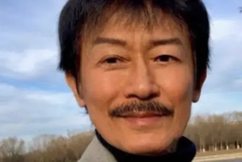 ▲陳勳奇曾經是香港影壇著名的鬍子男星，曾搭檔多位當紅女星擔任男主角。（圖／摘自Threads）