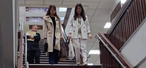 ▲楊智惠（右）被稱為「生醫界美魔女」，發生上銬16小時事件2年多之後，在律師陪同下到台北地院出庭打國賠官司。（圖／記者劉松霖攝）