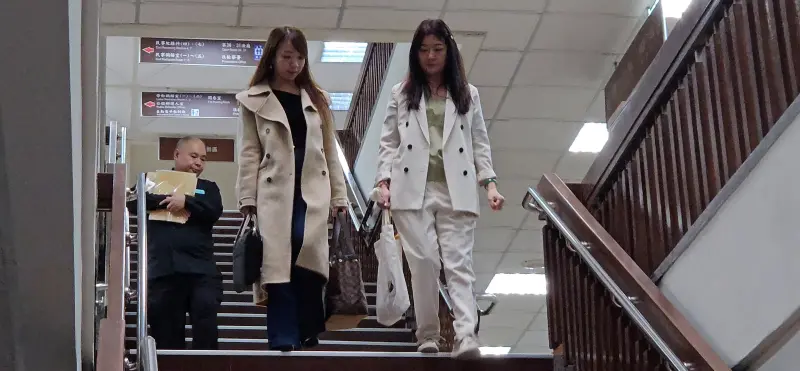    ▲楊智惠（右）被稱為「生醫界美魔女」，發生上銬16小時事件2年多之後，在律師陪同下到台北地院出庭打國賠官司。（圖／記者劉松霖攝）  