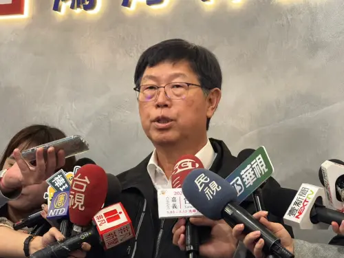 ▲外界關心摺疊機進度、是否有合作開發等問題，鴻海董事長劉揚偉透露，這是肯定的，只是問世時間可能比較晚一點。（圖╱記者林汪靜攝）