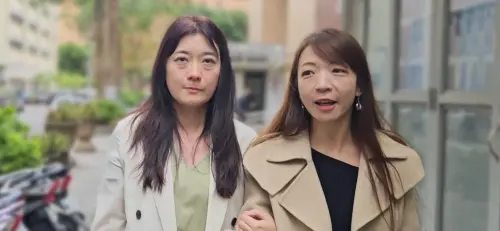 ▲楊智惠（左）表示，她希望自己是最後一個受害者，國賠案目的是剷除老鼠屎、害群之馬，求償500萬扣除律師費之後將捐給調查局，希望用來獎勵有功及退休人員。（圖／記者劉松霖攝）