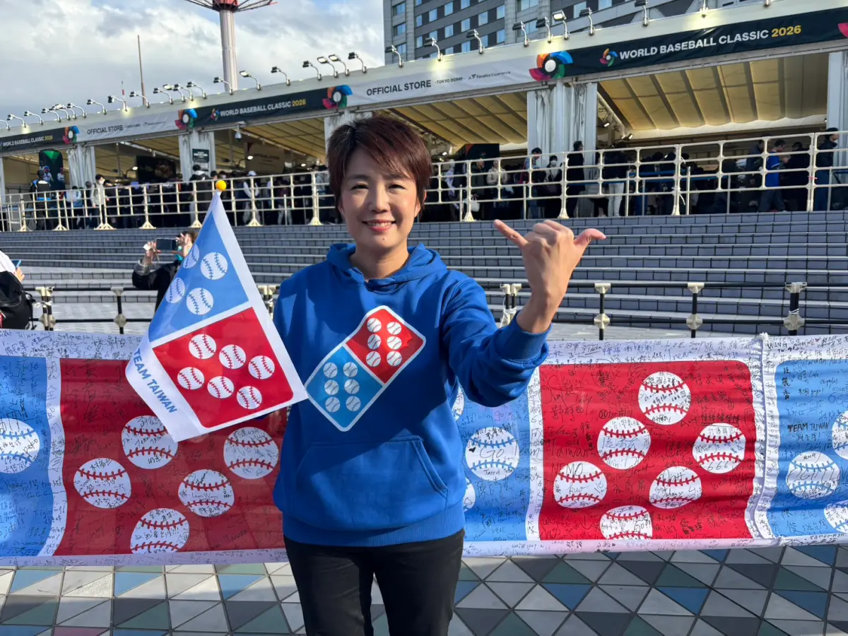 ▲達美樂行銷長方靜雯（圖）親赴東京，帶來由全台100多間門市球迷簽名、6面拼接空運而來的巨型應援旗幟，成為東京巨蛋廣場上最震撼人心的台式應援。（圖／特派記者路皓惟攝）