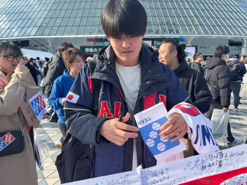 ▲達美樂「骰到6」超狂巨旗成功吸引各國球迷目光，連日本球迷都來簽名，一起為中華隊應援吶喊。（圖／特派記者路皓惟攝）