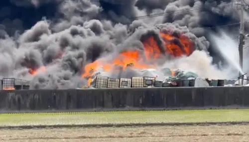 快訊／彰化塑膠廢料倉庫大火！濃濃黑煙竄天驚悚畫面曝