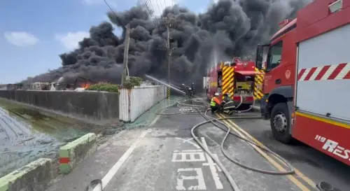 ▲彰化一處塑膠廢料堆置場與鐵皮倉庫，因不明原因發生大火，濃煙竄天，畫面怵目驚心。（圖／民眾提供）