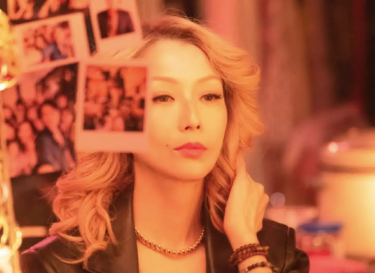 ▲鄭秀文為《夜王》重拾菸癮，而且特地向媽媽桑取經，才能呈現在夜總會裡面對客人的樣貌，在造型上則把自己變成超辣CEO，該片在香港賀歲檔大熱賣，票房衝向3.2億台幣。（圖／華映娛樂提供）