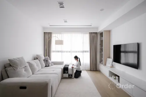 ▲歐德汲取 2026 年度代表色「雲上舞白」，打造女神陳敬宣連呼吸都優雅的暖白居所。（圖／歐德提供）