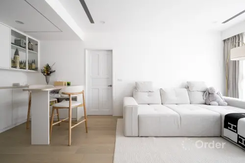 ▲歐德以ㄇ字型設計串聯餐邊與收納機能，搭配線燈光暈，成為陳敬宣與閨蜜享受午茶的絕佳角落。（圖／歐德提供）