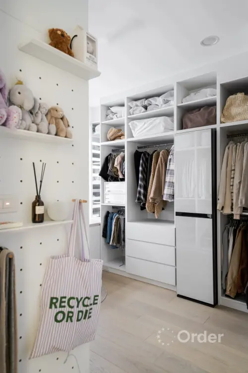 ▲整合電子衣櫥與分層收納，設置洞洞板陳列香氛與包款，歐德規劃高機能更衣室，讓陳敬宣好滿意。（圖／歐德提供）