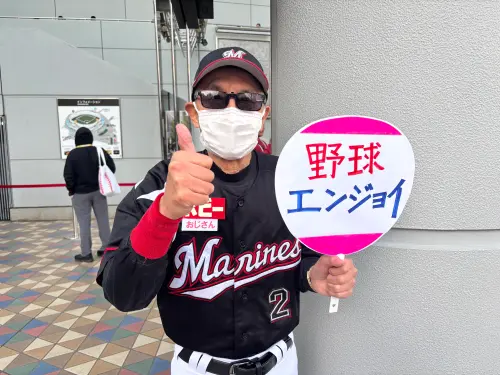 直擊／台日情橫跨21年！日本大叔掏1護身符挺台灣　高舉享受棒球