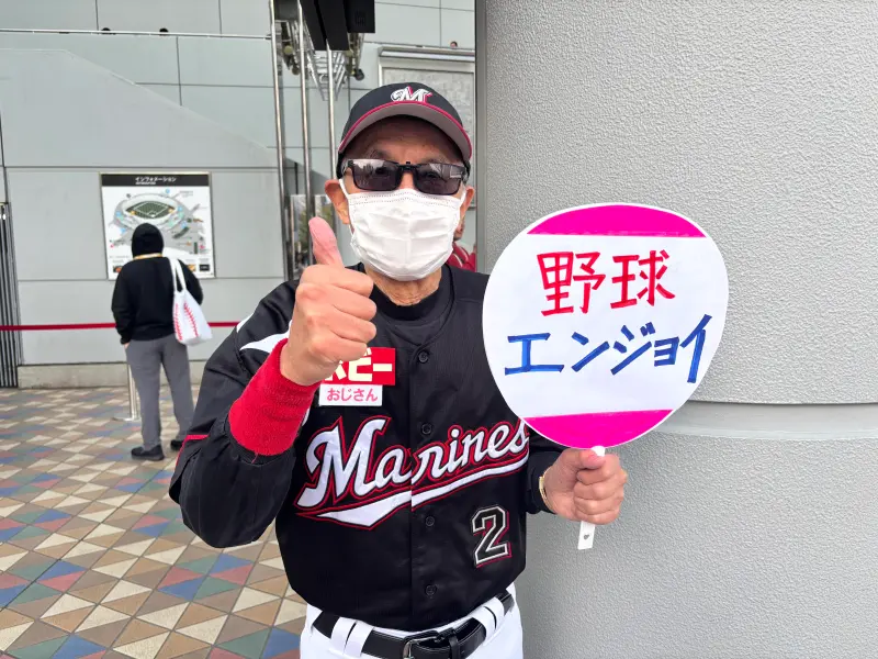 直擊／台日情橫跨21年！日本大叔掏1護身符挺台灣　高舉享受棒球