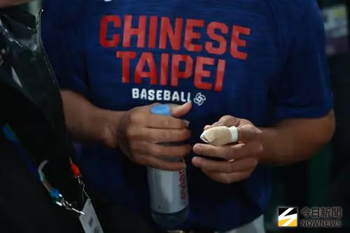 遭到觸身球，導致左手食指遠端骨裂。（圖／記者葉政勳攝,2026.3.6）