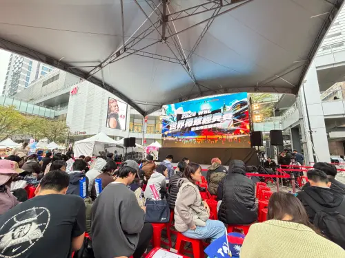 ▲信義區持續飄著小雨，但依舊不影響球迷熱血應援，下午4點一開放入場後就湧入上百球迷進場卡位。。（圖／記者周淑萍攝）