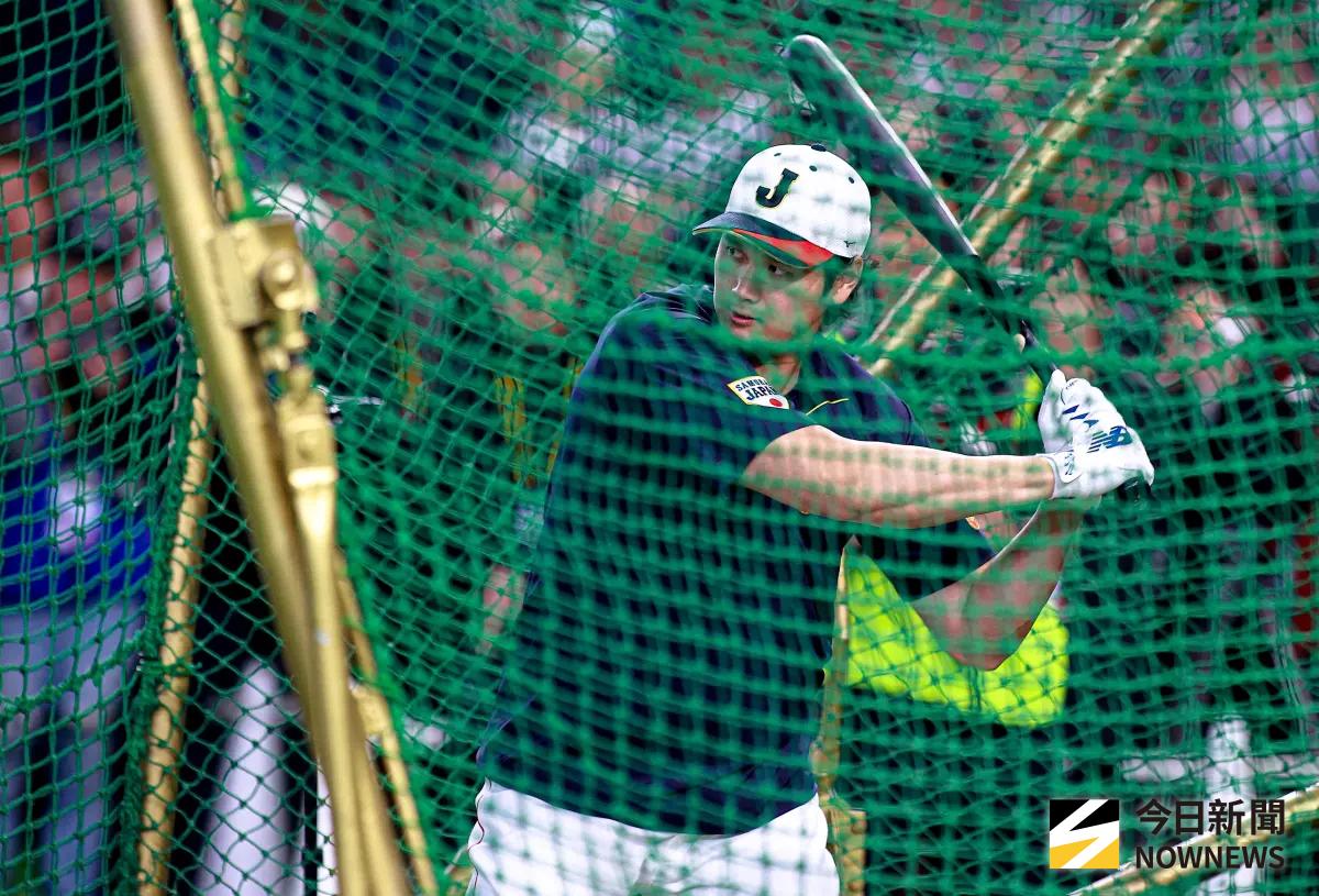 ▲WBC經典賽日本隊大谷翔平出來打擊練習，頻頻將球轟過外野大牆，讓現場球迷驚呼連連。（圖／記者葉政勳攝 ,2026.03.06）