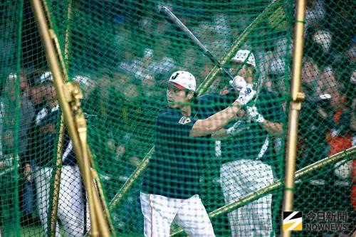 ▲WBC經典賽日本隊大谷翔平出來打擊練習，頻頻將球轟過外野大牆，讓現場球迷驚呼連連。（圖／記者葉政勳攝 ,2026.03.06）