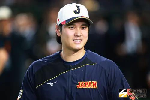 ▲大谷翔平豪邁揮棒（圖），小白球宛如飛彈掃向外野看台深處，坐在外野區的幸運球迷爭相搶接這位世界級巨星親送的全壘打實戰紀念球。（圖／記者葉政勳攝 ,2026.03.06）