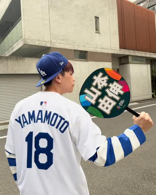 ▲蔡阿嘎曬出自己身穿山本由伸球衣照片，希望透過玄學替中華隊取勝。（圖／Threads@yga0721）