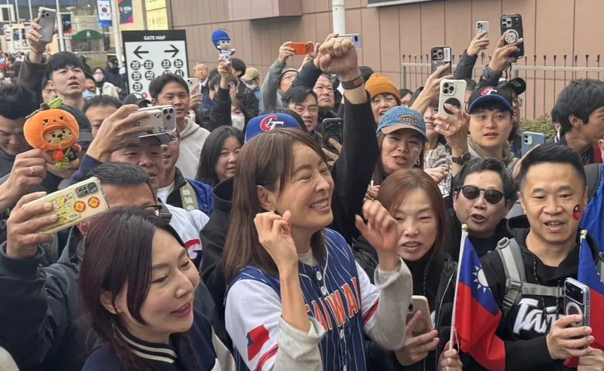 ▲台北101董事長賈永婕(圖)殺到東京巨蛋，化身最強應援團，在台日大戰前夕連吼3次「台灣加油」號召萬人血戰日本武士。（圖／特派記者路皓惟攝）