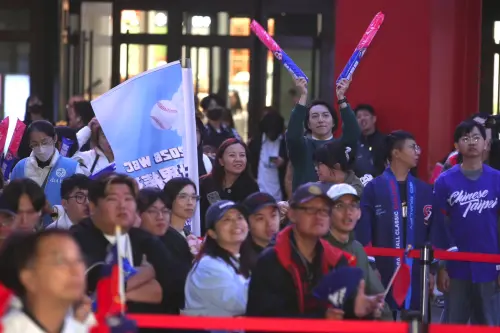 ▲WBC經典賽3月6日中華隊對日本隊，信義區香堤大道廣場擠滿應援民眾。（圖／記者邱曾其攝）