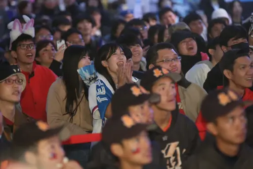 直擊／經典賽戶外直播「滿場觀眾」超震撼　全場吼：中華隊加油啊