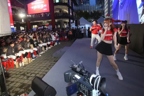 ▲想感受萬人應援的震撼嗎？信義香堤廣場具備大型螢幕與專業舞台，啦啦隊的助陣讓現場宛如大巨蛋第二現場。今日上午 11 時對捷克之戰預計將湧入更多球迷，建議想卡位的民眾買好早餐提早進場。（圖／記者邱曾其攝,2026.03.06）