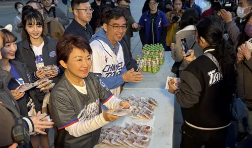 ▲台中市長盧秀燕發銅鑼燒，喊話大家一起來市府廣場前嗑日。（圖／記者顏幸如攝，2026.03.06）