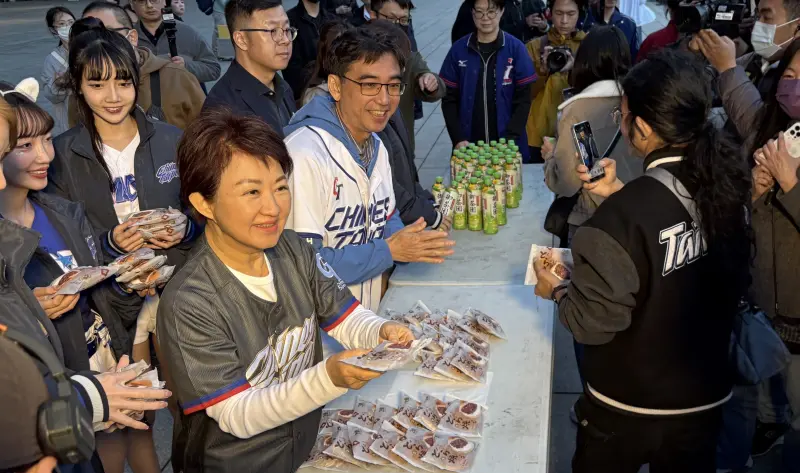 下班了就快過來！盧秀燕市府前發銅鑼燒　急喊中部人一起來嗑日