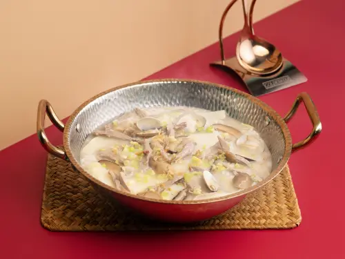 ▲「上菜 片皮鴨專賣店」推出「海味雜炊鴨絲泡飯」（圖／漢來美食提供）