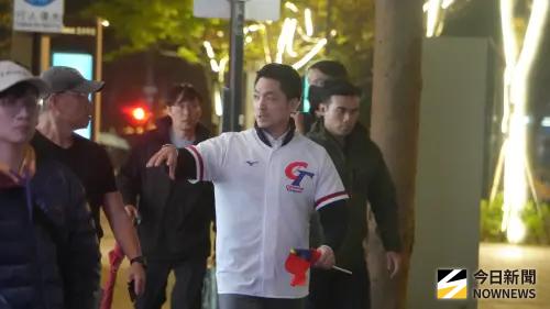 ▲WBC台日大戰，台北市長蔣萬安穿中華隊球衣為中華隊打氣。（圖／記者呂炯昌攝，2026.03.06）