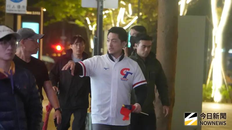    ▲WBC台日大戰，台北市長蔣萬安穿中華隊球衣為中華隊打氣。（圖／記者呂炯昌攝，2026.03.06）  