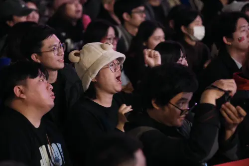 中華隊0:13恐被日本提前結束比賽？戶外球迷沒人先走：堅持到最後