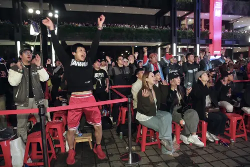 ▲信義區香堤大道廣場擠滿應援中華隊的民眾。（圖／記者邱曾其攝）