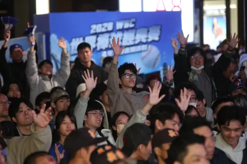 ▲WBC經典賽3月6日中華隊對日本隊，信義區香堤大道廣場擠滿應援民眾。（圖／記者邱曾其攝）