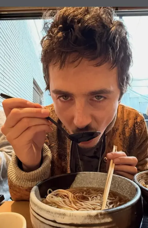 ▲好萊塢當紅男神「甜茶」提摩西夏勒梅赴東京宣傳《橫衝直闖》，抽空去吃拉麵。（圖／摘自 IG@tchalamet)