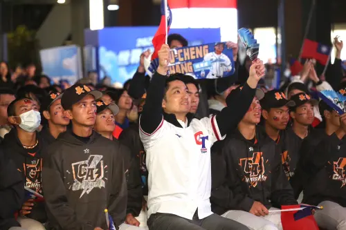 ▲台北市長蔣萬安也在現場和民眾一起看球。（圖／記者邱曾其攝）