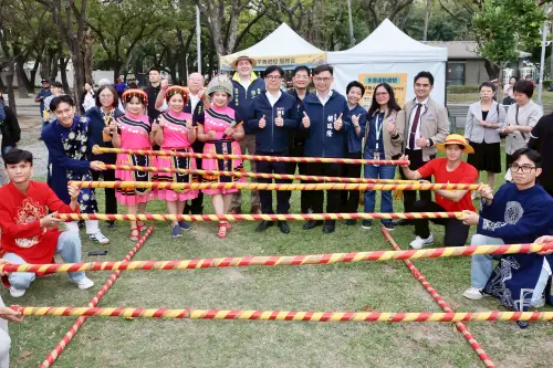 ▲ 市長陳其邁與奧正史所長等駐台使節參觀各國攤位，感受各國文化與美食，也一同體驗越南傳統竹竿舞。（圖／高市府提供）