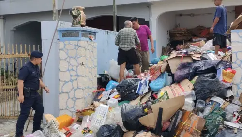 ▲76歲屋主老翁不捨積蓄多年的「寶物」被清走，一度與在場人員發生爭執。（圖／翻攝自東方日報）