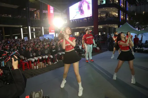 ▲台北市信義區香堤廣場經典賽轉播派對現場每天都有小龍女啦啦隊成員到場帶動應援。（圖／記者邱曾其攝）