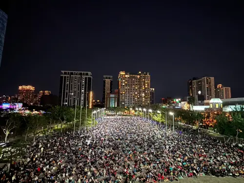 ▲台中市府前廣場WBC直播，昨（6）日台日戰吸引破萬名球迷到場，俯瞰人潮壯觀。（圖／台中市政府）