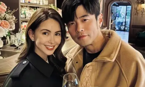 ▲周杰倫（右）極寵愛妻子昆凌（左），常高調示愛，但他婚前其實也曾傳對其他身旁的女性給予溫柔呵護。（圖／摘自 IG@jaychou）