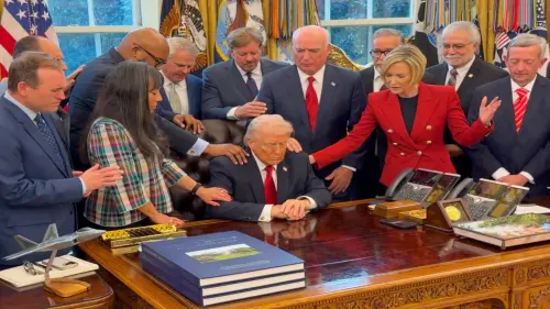 川普上buff！美伊戰事膠著　宗教人士白宮「圍繞禱告」畫面曝