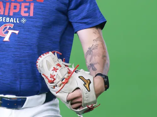 ▲莊陳仲敖右臂刺青特寫，「獅子與懷錶」的霸氣圖騰，不僅象徵勇氣，更是他歷經手術復健後的重生密碼。（圖／記者葉政勳攝 ,2026.03.04）