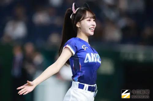 ▲不少日本球迷、粉絲特地進場看比賽，就是為了要看到峮峮和林襄（如圖）。（圖／記者葉政勳攝）