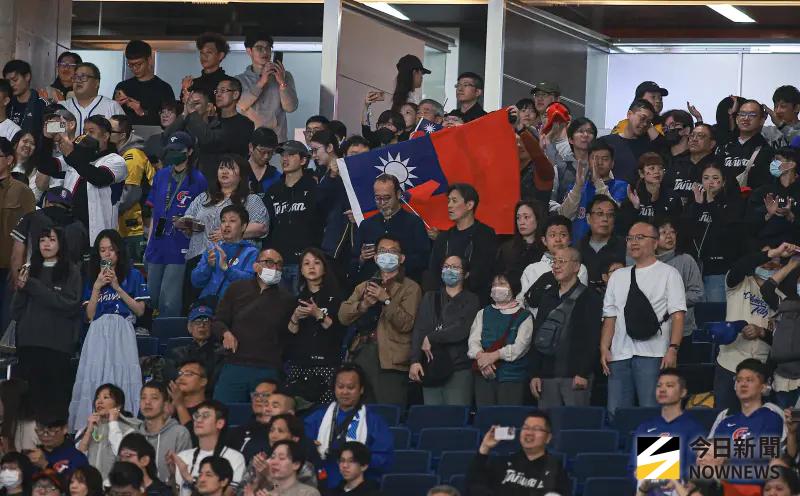 直擊／東京圖書館終於關門了！4萬球迷滿血復活狂吼Team Taiwan