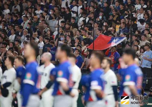 ▲儘管中華隊在WBC預賽前面兩戰都吞敗，在面對捷克的比賽依舊有大批中華隊球迷進場為球員加油。（圖／記者葉政勳攝 ,2026.03.07）