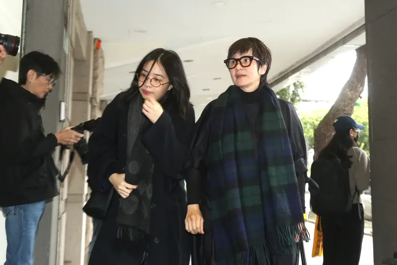 袁惟仁靈堂今開放弔唁！兒女帶最愛巧克力低調現身　親姊婉拒受訪