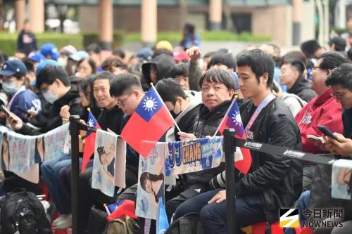 WBC中華隊不能再輸！球迷一早集結應援　對決捷克高喊：台灣最強